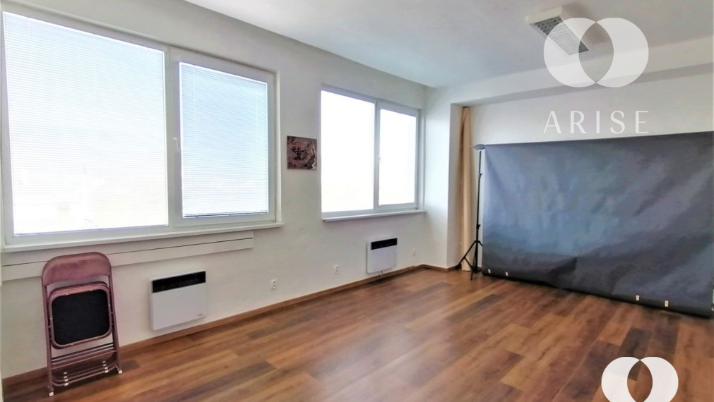 Na prenájom rôzne veľkosti kanc. priestorov v Novom Meste s výborným parkovaním