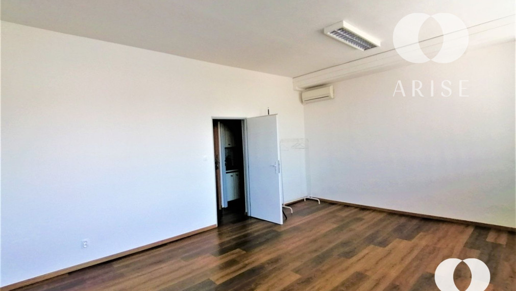 Na prenájom rôzne veľkosti kanc. priestorov v Novom Meste s výborným parkovaním