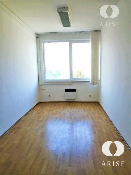 Na prenájom rôzne veľkosti kanc. priestorov v Novom Meste s výborným parkovaním