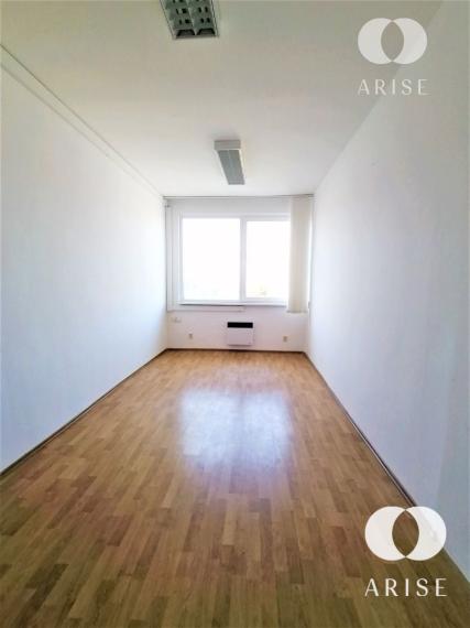 Na prenájom rôzne veľkosti kanc. priestorov v Novom Meste s výborným parkovaním