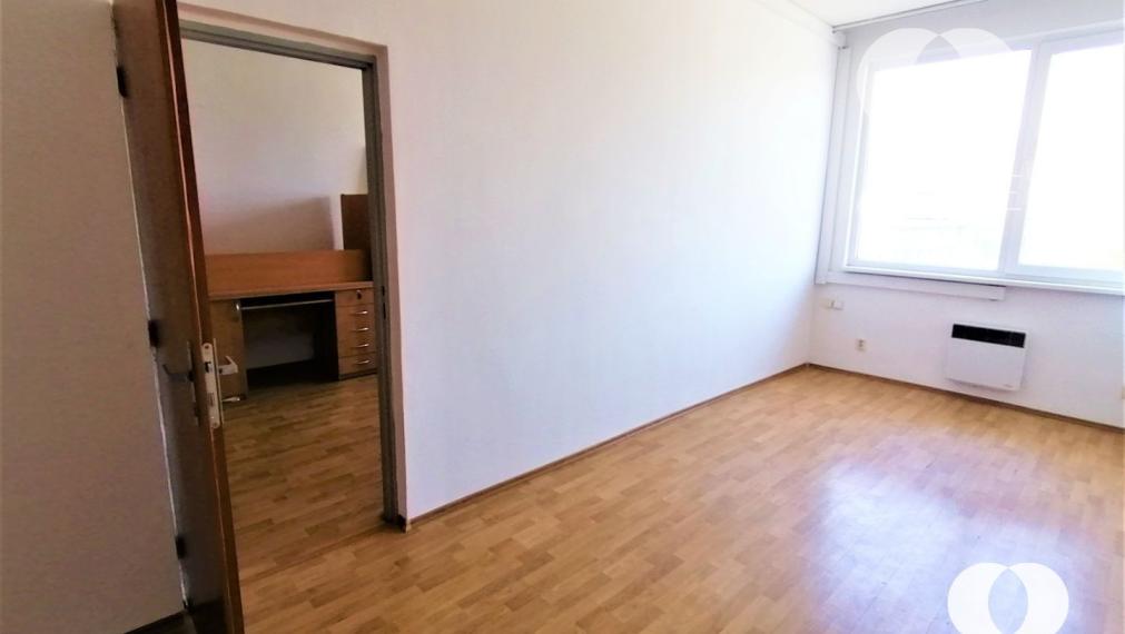 Na prenájom rôzne veľkosti kanc. priestorov v Novom Meste s výborným parkovaním