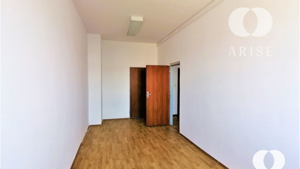 Na prenájom rôzne veľkosti kanc. priestorov v Novom Meste s výborným parkovaním