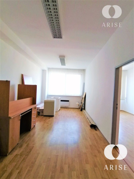 Na prenájom rôzne veľkosti kanc. priestorov v Novom Meste s výborným parkovaním