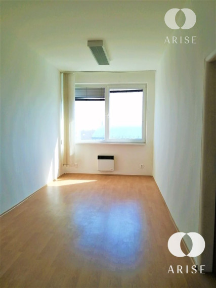 Na prenájom rôzne veľkosti kanc. priestorov v Novom Meste s výborným parkovaním