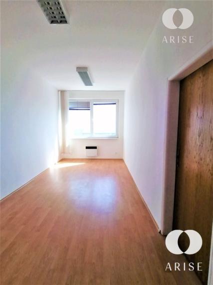 Na prenájom rôzne veľkosti kanc. priestorov v Novom Meste s výborným parkovaním