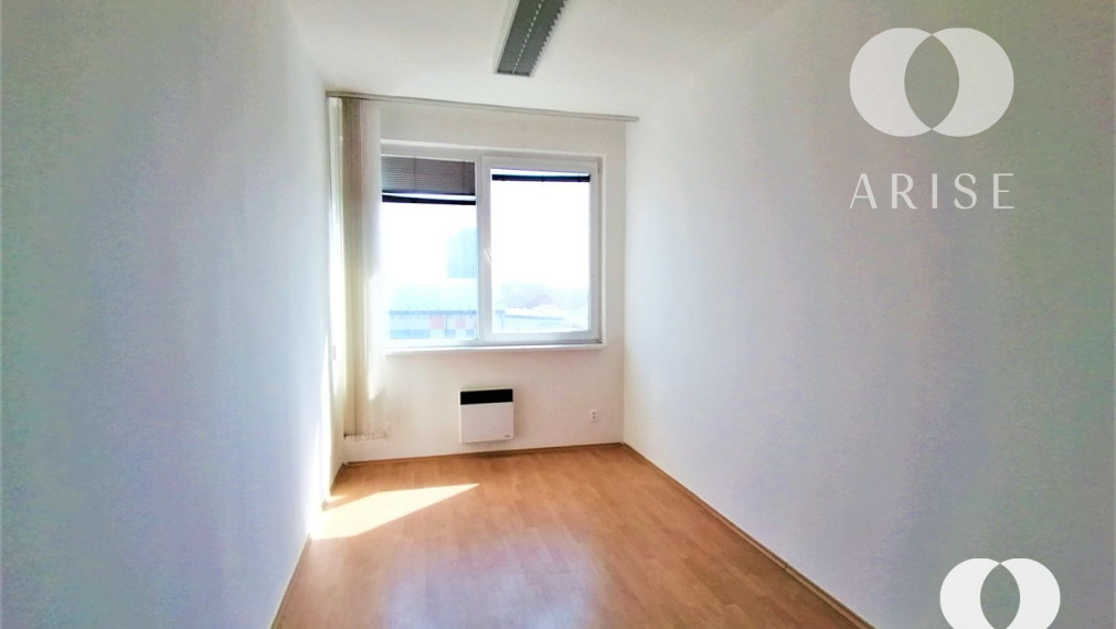 Na prenájom rôzne veľkosti kanc. priestorov v Novom Meste s výborným parkovaním