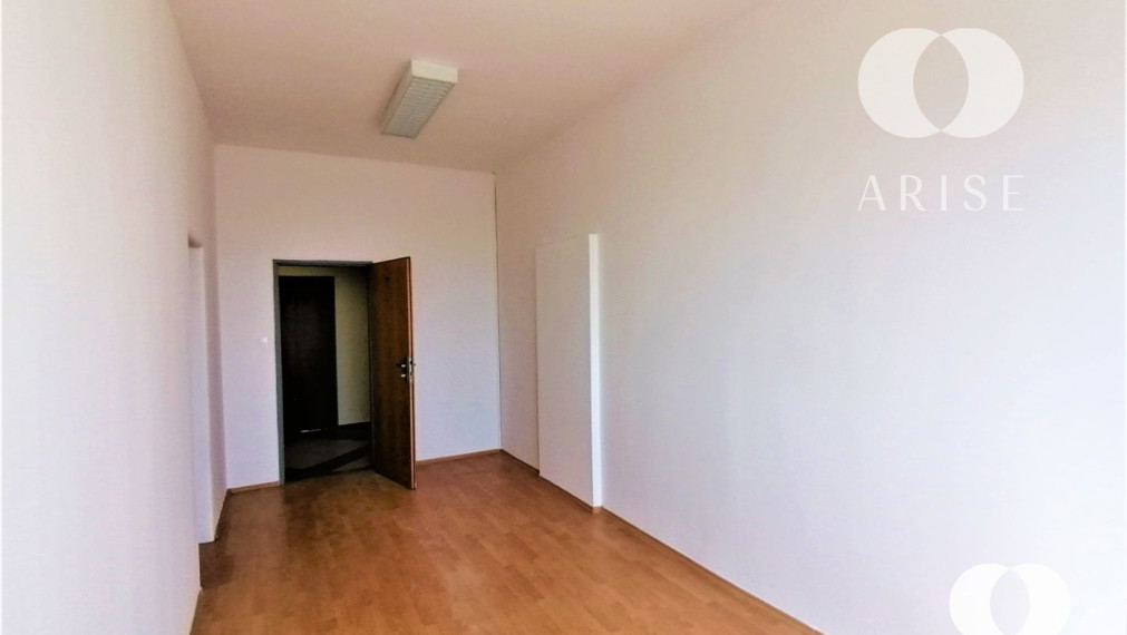 Na prenájom rôzne veľkosti kanc. priestorov v Novom Meste s výborným parkovaním