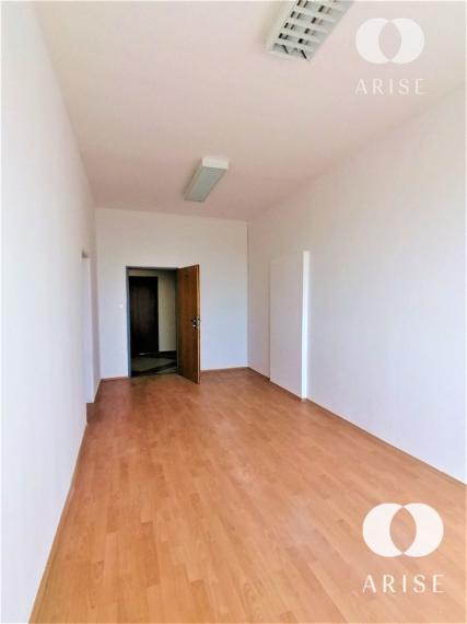 Na prenájom rôzne veľkosti kanc. priestorov v Novom Meste s výborným parkovaním