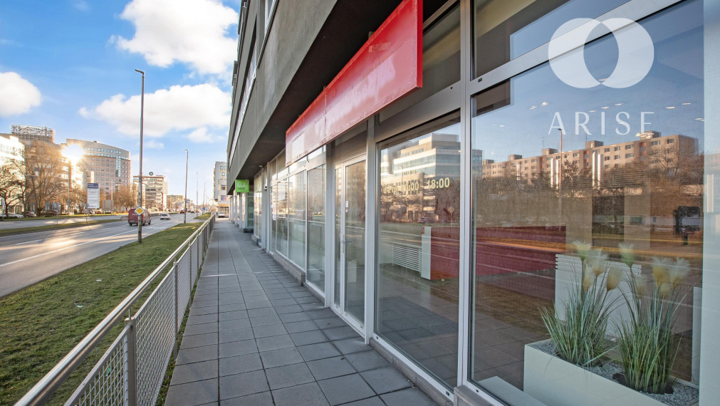 PRENAJATÉ! Obchodný priestor/ showroom na prenájom.