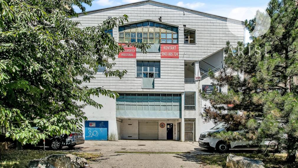 PRENAJATÉ! Garáž v obľúbenej lokalite Karlova Ves