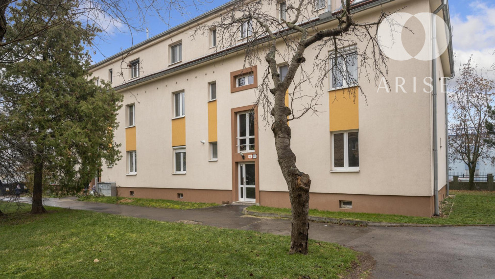 Na prenájom 2,5-izbový byt na Odborárskej ulici v Novom Meste