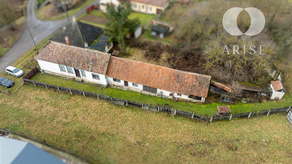 ARISE | Veľký pozemok s rodinným domom v obci Ješkova Ves