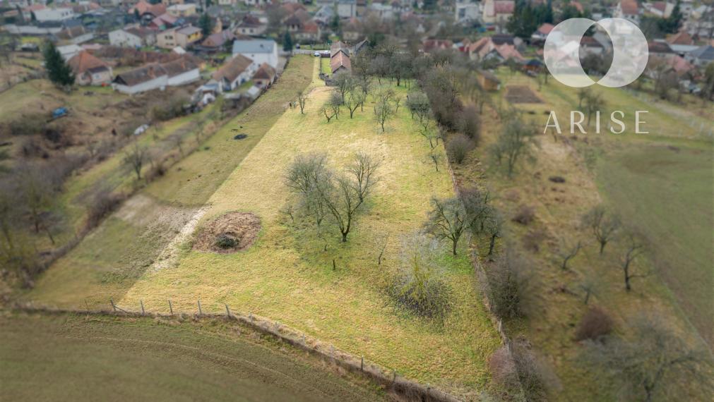 ARISE | Veľký pozemok s rodinným domom v obci Ješkova Ves