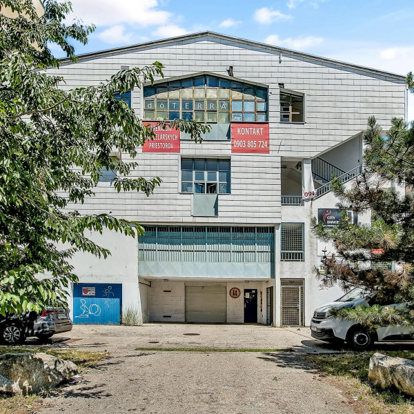 Predávame priestrannú garáž v obľúbenej lokalite Karlova Ves